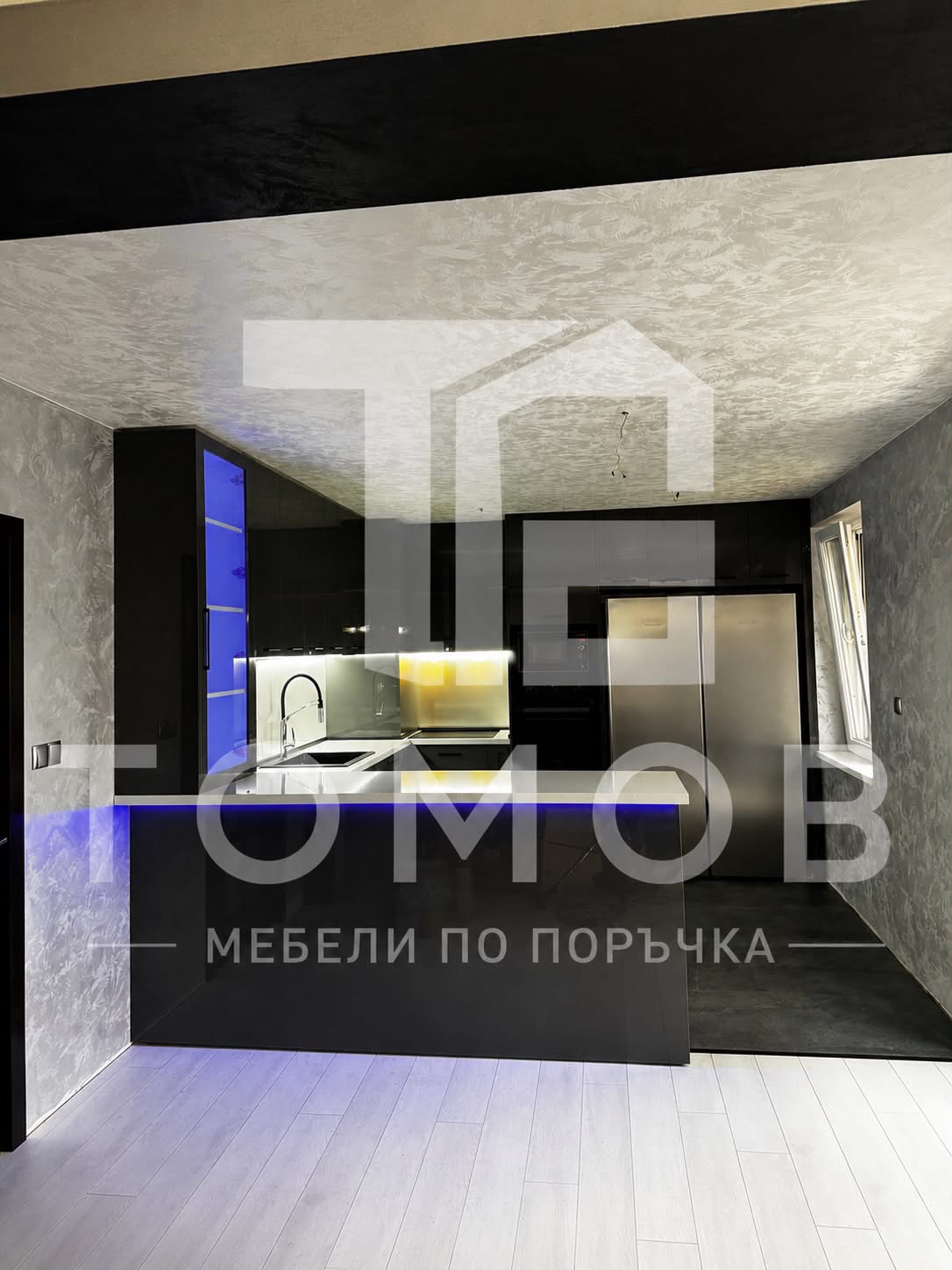 Черна кухня с LED